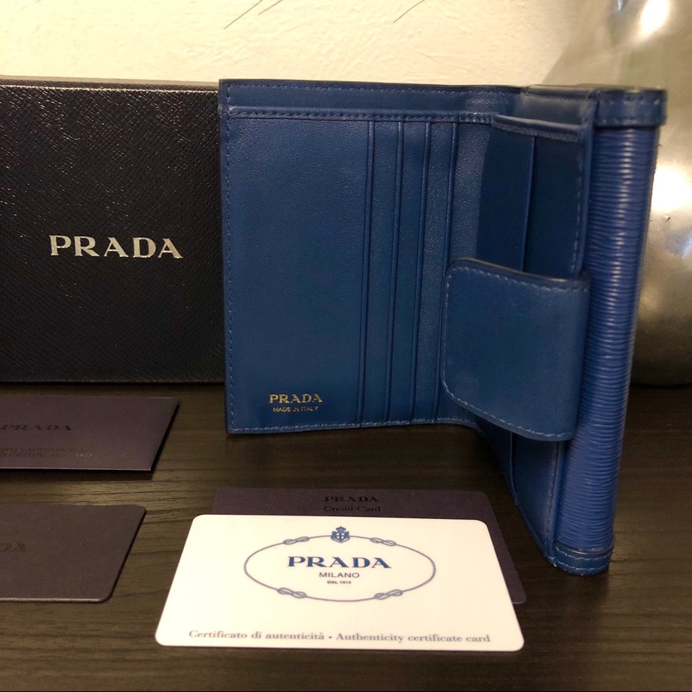 ⛔️SOLD⛔️ Prada Leather Wallet - Picture 3 of 8